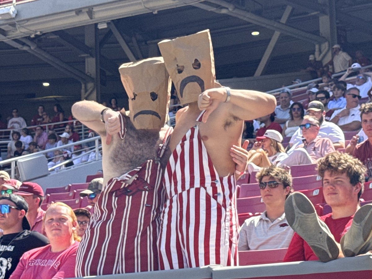 jeffsentell's tweet photo. Starting to see a few Arkansas fans break their paper bags out. 

They have been a few sightings in spots in the lower bowl at Reynolds Razorback Stadium.

Give them credit. They are still cheering and saying “Go Hawgs” though. https://t.co/mvhFKrLn9f