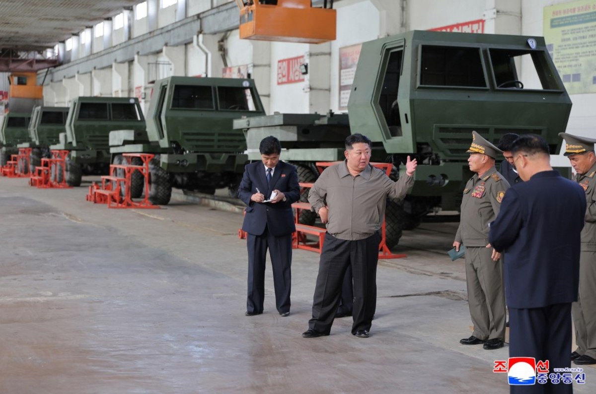 dana916's tweet photo. 🇰🇵 North Korea Launches Mass Production of Its Own Version of the US HIMARS

During an inspection of a military facility by Kim Jong Un, a mobile launcher resembling the M142 was spotted. This multiple launch rocket system (MLRS) first appeared at a parade in 2023; by May 2026, it had successfully undergone trials alongside a new 240mm guided rocket and a tactical cruise missile featuring an AI-based guidance system. South Korean military officials confirmed the launch at the time, tracking the missiles' flight into the Yellow Sea over a distance of 80 km.

The program is now shifting from testing to mass production, meaning the new launchers will soon be deployed to military units. If Pyongyang can indeed mass-produce these systems, it will significantly boost North Korean artillery capabilities for delivering precision strikes along the entire line of contact with South Korea.

china3army