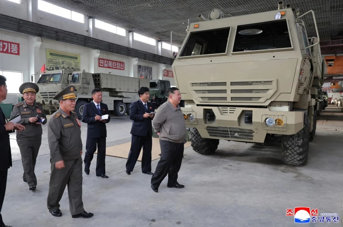 dana916's tweet photo. 🇰🇵 North Korea Launches Mass Production of Its Own Version of the US HIMARS

During an inspection of a military facility by Kim Jong Un, a mobile launcher resembling the M142 was spotted. This multiple launch rocket system (MLRS) first appeared at a parade in 2023; by May 2026, it had successfully undergone trials alongside a new 240mm guided rocket and a tactical cruise missile featuring an AI-based guidance system. South Korean military officials confirmed the launch at the time, tracking the missiles' flight into the Yellow Sea over a distance of 80 km.

The program is now shifting from testing to mass production, meaning the new launchers will soon be deployed to military units. If Pyongyang can indeed mass-produce these systems, it will significantly boost North Korean artillery capabilities for delivering precision strikes along the entire line of contact with South Korea.

china3army