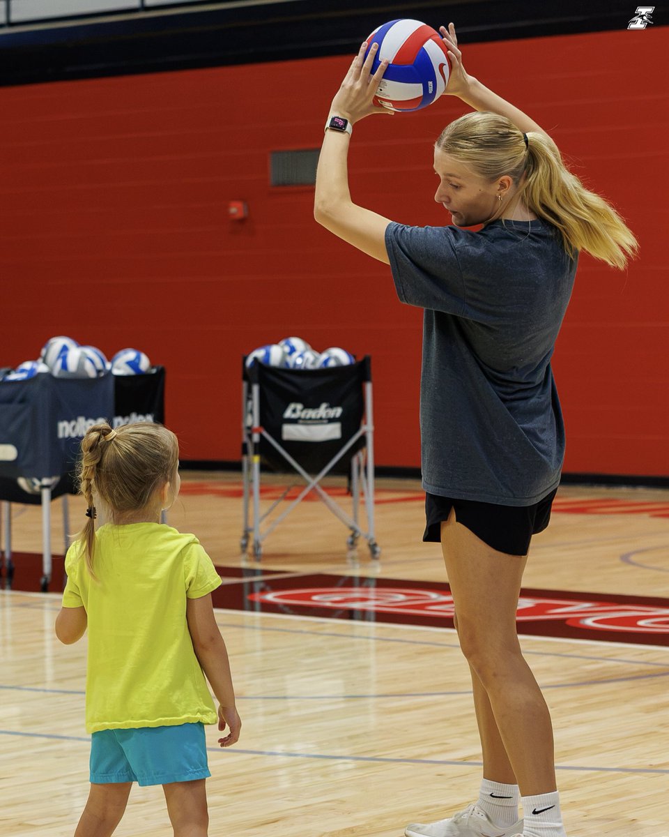 UIndyVball's tweet photo. Such a fun morning at our free kids clinic! 🏐 https://t.co/PHs2HvzyYL