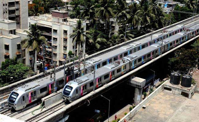 ndtv's tweet photo. Iron Barricade From Metro Construction Site Falls On Mumbai Biker, He Dies
https://t.co/RU5yEY2a7o https://t.co/wlP8MqGGYx