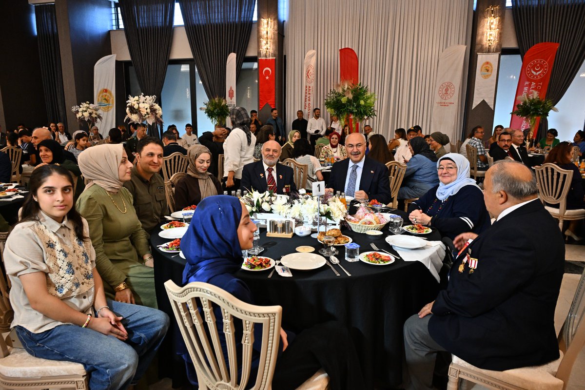 DenizliValiligi's tweet photo. 📌 Valimiz Sayın @yskosger, il protokolü ile birlikte “19 Eylül Gaziler Günü”dolayısıyla düzenlenen yemeğe katıldı.

📌 Valiliğimiz tarafından tertip edilen yemekte, kahraman gazilerimiz ve onların kıymetli aileleriyle bir araya gelen Valimiz Sayın Köşger,

💬 “Bu topraklar için birçok bedel ödedik. Ödemeye de devam ediyoruz. Bu topraklar üzerinde; kritik zamanlarda, tarihin denk noktalarında, durmanız gerektiği gibi aslanlar gibi duruyorsanız varlığınızı sürdürürsünüz. Eğer durmuyorsanız tarihin tozlu sayfaları arasında kalır, heder olursunuz.  Gazilerimiz ve şehitlerimiz; vatan, millet, bayrak, mukaddesat ve bu ülke için durması gerektiği noktada, yiğitçe, aslan gibi durduğu için bugün ülkemiz, bu kan gölünün ortasında, bu coğrafyada huzur ve esenlik adası olarak varlığını sürdürüyor. İnşallah bunu gelecek nesillere de aktardığımız sürece bu topraklar üzerinde ilelebet varlığımız devam edecek.” ifadelerini kullandı. 

📌  Ülkemizin ihtiyacı olduğu noktada, gözünü budaktan sakınmadan şehadet şerbetini içen bütün şehitlerimize Allah'tan rahmet dileyen Valimiz Sayın Köşger, 'Ya şehit olurum ya gazi' diyerek yola çıkan ve bugün gazi olarak aramızda bulunan değerli büyüklerimize seslenerek, “Bu ülkede sizler gibi insanların varlığı devam ettiği sürece, bizler de esenlik içinde bağımsızlığımızı devam ettirerek milletler arasında iftiharla parmakla gösterilen bir millet olarak, bir ülke olarak, bir büyük devlet olarak varlığımızı devam ettireceğiz.” dedi.

@TC_icisleri