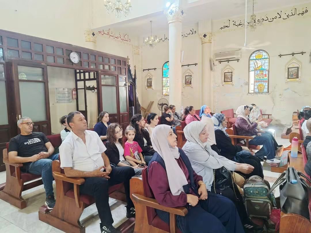 PGabRomanelli's tweet photo. Junto al equipo docente de la Escuela y el Jardín de Infancia del  Patriarcado Latino en Gaza, nos reunimos para preparar con renovado compromiso este nuevo año.

Seguimos trabajando en equipo para brindar a nuestros niños un ambiente educativo seguro y lleno de esperanza, continuando nuestra misión educativa a pesar de los desafíos.

Juntos comenzamos un nuevo año con dedicación renovada, esperanza y confianza en Dios. 🙏📚
