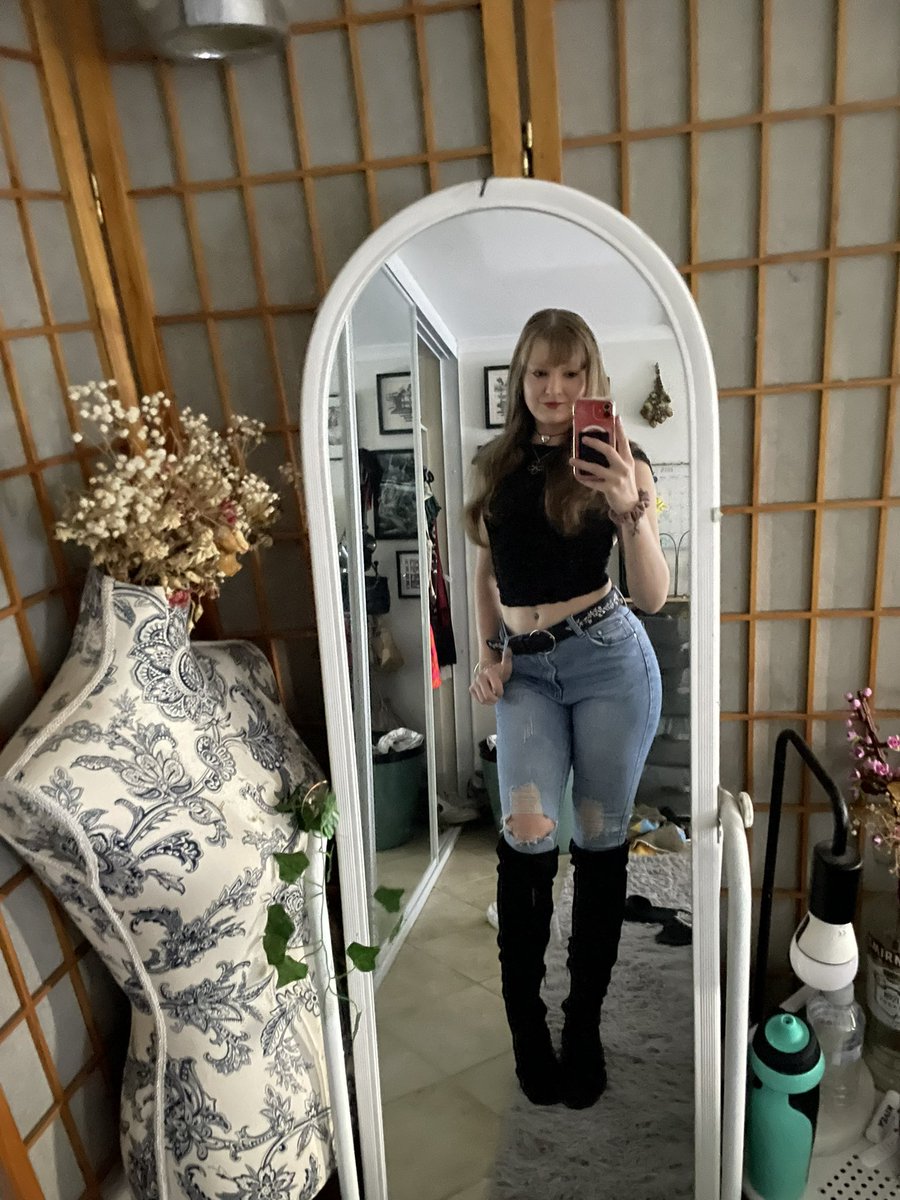MissScorpio2005's tweet photo. I eat losers like you for lunch. Probably dinner too cause you couldn’t satisfy me the first time🤣
#cashcow #goddess #onlyfans #brat
#findom #finsub #paypig #dominate #findomwallets #findomslaves #findomme #tribute #beemit https://t.co/kR3tiZ2ich