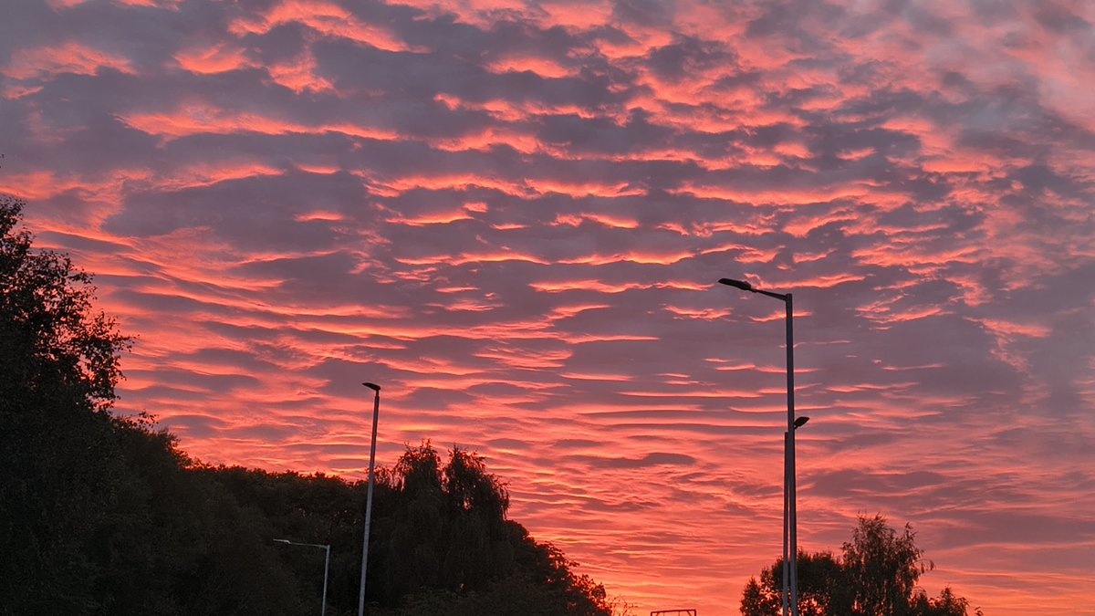 Time5aver2938's tweet photo. You know, I do love this time of the year. From the heat of summer to the transition of falling back, leaves on the ground & warm clothes.
You also get stunning sunsets like this!
#AUTUMNNOTE
🤔😉😮🌄🍁🍂🕰️❤️🎶 https://t.co/rWtKZ7GT1v
