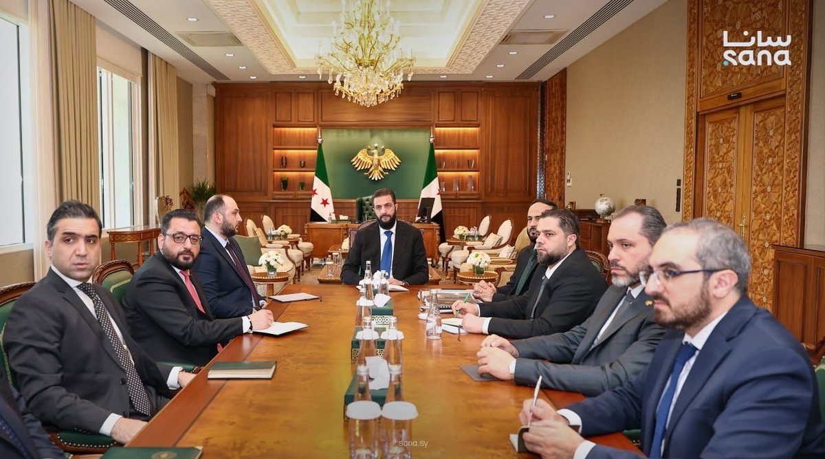 AleppoGov1's tweet photo. بحث السيد الرئيس أحمد الشرع إطلاق مجموعة من المشاريع التنموية والاستثمارية في محافظة حلب، تشمل قطاعات التطوير العقاري والسياحة والصناعة، إلى جانب إنشاء مدينة للمعارض.

جاء ذلك خلال اجتماع ضم الأمين العام لرئاسة الجمهورية عبد الرحمن الأعمى، ووزراء الزراعة باسل السويدان، والسياحة مازن الصالحاني، والأشغال العامة والإسكان مصطفى عبد الرزاق، ومحافظ حلب المهندس عزّام الغريب، والمدير العام لهيئة الاستثمار أحمد رواد رمضان، وعدداً من المسؤولين.

#محافظة_حلب
