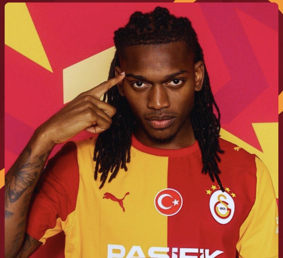 keremtopkaybi's tweet photo. Leao 

Çalım atamıyor
Top süremiyor 
Defansa yardıma gelmiyor
Şut çekemiyor 

Sen ne iş yapıyorsun ? https://t.co/y3ZKrkmki4