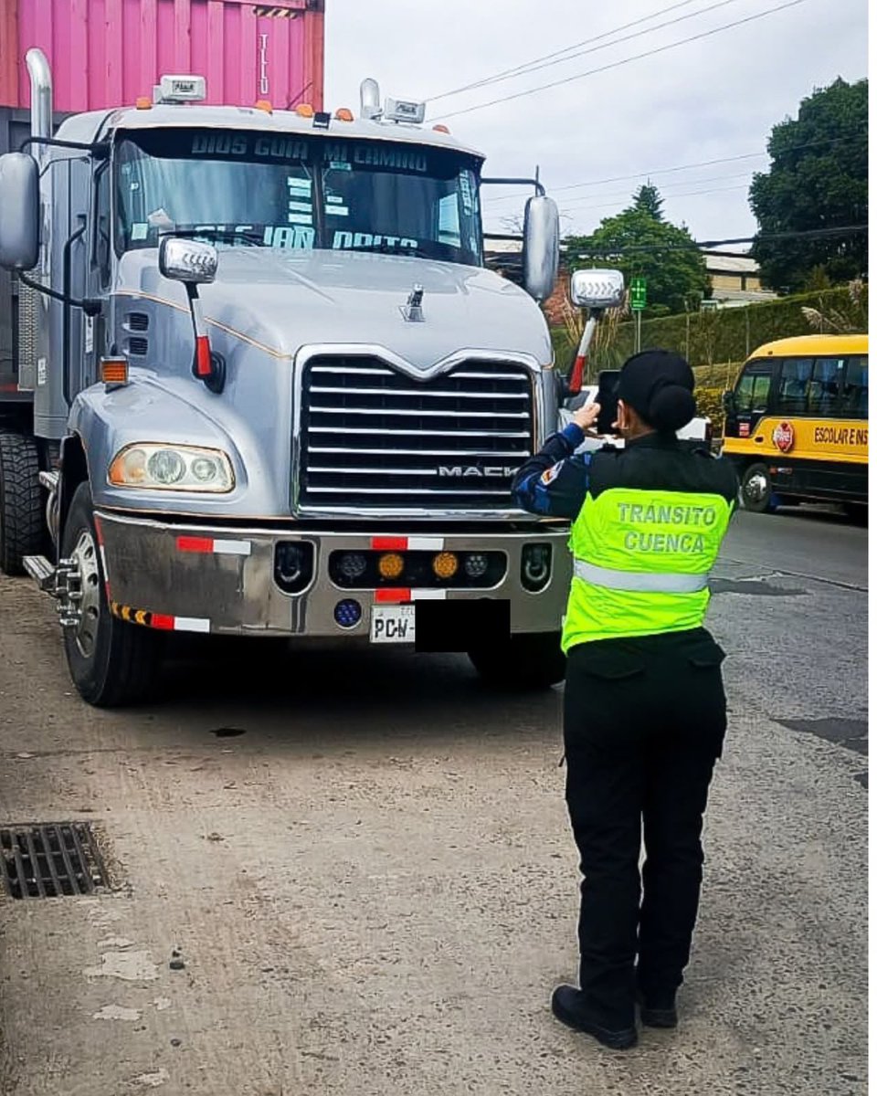 emov_ep's tweet photo. 🚨 #EMOVControla
La EMOV EP sancionó a varios vehículos estacionados en sitios prohibidos en el Parque Industrial.
Hacemos un llamado a respetar las señales de tránsito y mantener libres estos espacios, que deben garantizar la movilidad y permitir el acceso de vehículos de emergencia en caso de ser necesario.
#EMOVContigo
@MarisolPenaloz2
@AlcaldiaCuenca1