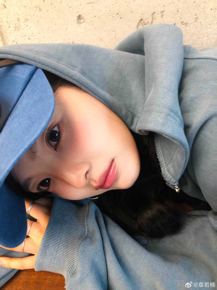 Ruonaan's tweet photo. 我的秋日专属"穿搭公式"：宽松的蓝色卫衣、同色系鸭舌帽，还有手里最舒服的那条裤子. 今天一整天都在闲逛，看看复古的邮筒，躺在公园的木椅上听树叶在头上沙沙作响. 这样简单的小日子，总是我的最爱. https://t.co/ysvxAYUKzW