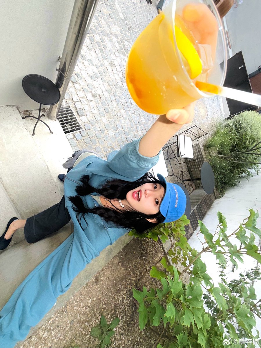 Ruonaan's tweet photo. 我的秋日专属"穿搭公式"：宽松的蓝色卫衣、同色系鸭舌帽，还有手里最舒服的那条裤子. 今天一整天都在闲逛，看看复古的邮筒，躺在公园的木椅上听树叶在头上沙沙作响. 这样简单的小日子，总是我的最爱. https://t.co/ysvxAYUKzW