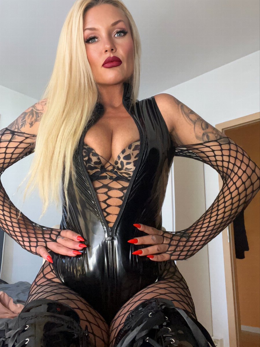FemdomWorld_PR's tweet photo. Follow @FindommeQueenE https://t.co/sHvEftOCha