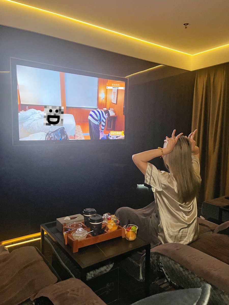 B_Ruddy94's tweet photo. Just wrapped my day with this hilarious new variety show segment—laugh till my stomach hurts, already counting down to next week’s episode!  #Vari ShowBinge ， https://t.co/NlXyyhX6Im