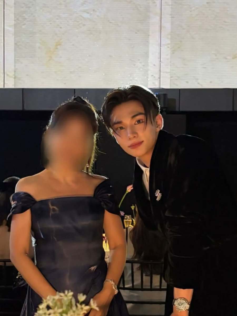 MohammadCoeh2's tweet photo. Hyunjin looked gorgeous at the Cartier gala dinner! https://t.co/4jLOgiCQdR