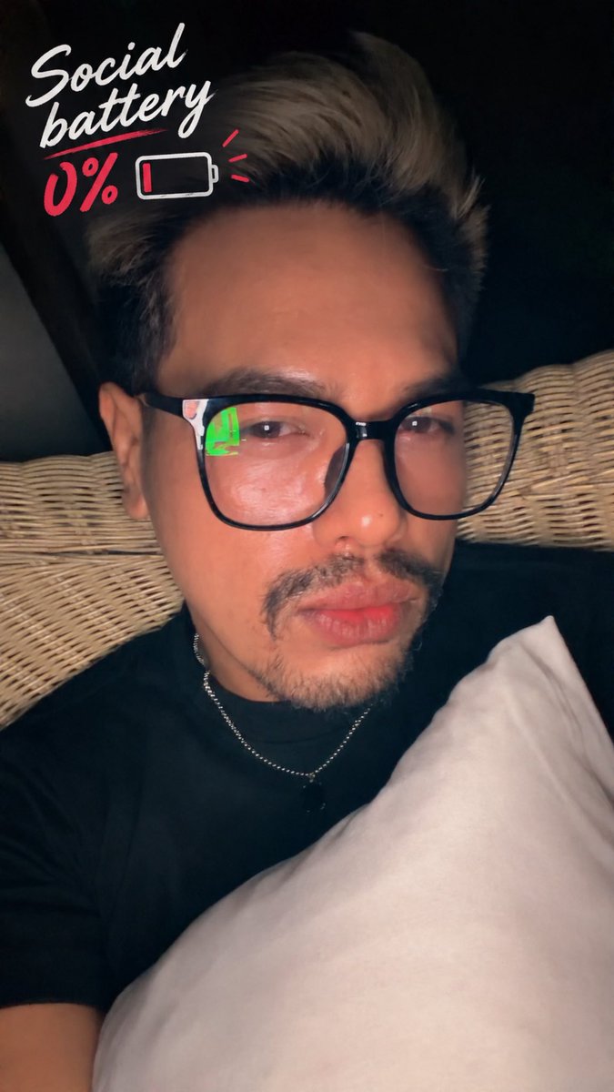 rhy_mc's tweet photo. Low battery warning. Touch may be required for charging. 😏🫠 https://t.co/RjWW1Ytkuy