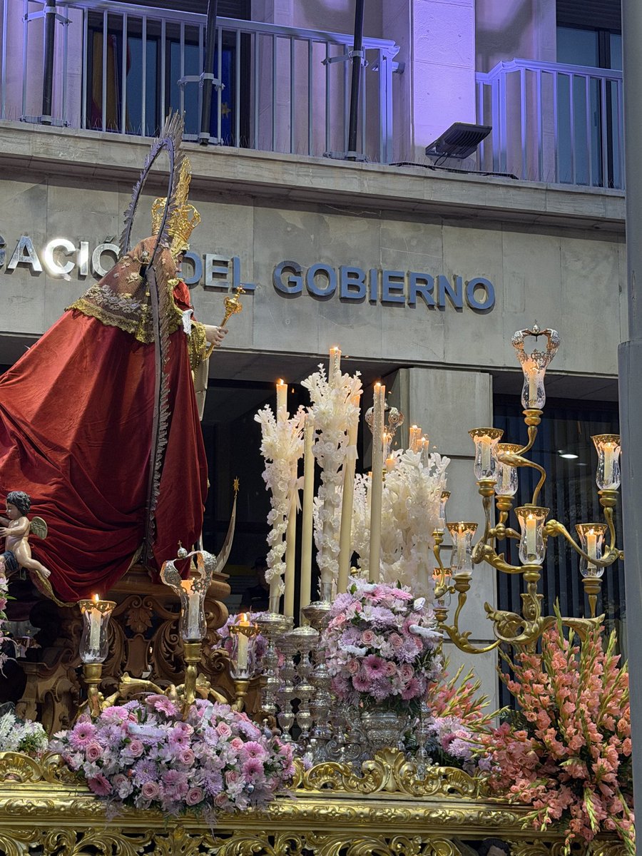CarmelaRios's tweet photo. Ceuta, sábado 19 de septiembre, 20:30

La Virgen de los Remedios procesiona rodeada de fieles frente a la Delegación del Gobierno de Ceuta. https://t.co/Xno3OgQuyE