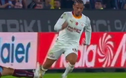 Claudioggia's tweet photo. Şuna kırmızı vermeyip aynı dakikada pozisyona itiraz eden Okan Buruka kırmızı çıkarıyor. Zamanında coğrafi ofsayt uyduran hakeme gereken tepkiyi veremezsen o hakem yine gelir bugün de kırmızını es geçer işte https://t.co/tAgUrKuO90