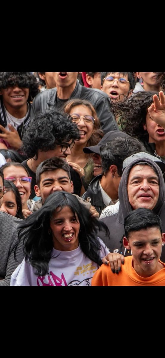 Rubioliber's tweet photo. Los que juran que Petro es el hombre más inteligente de Colombia: https://t.co/ORoAYu4AsX