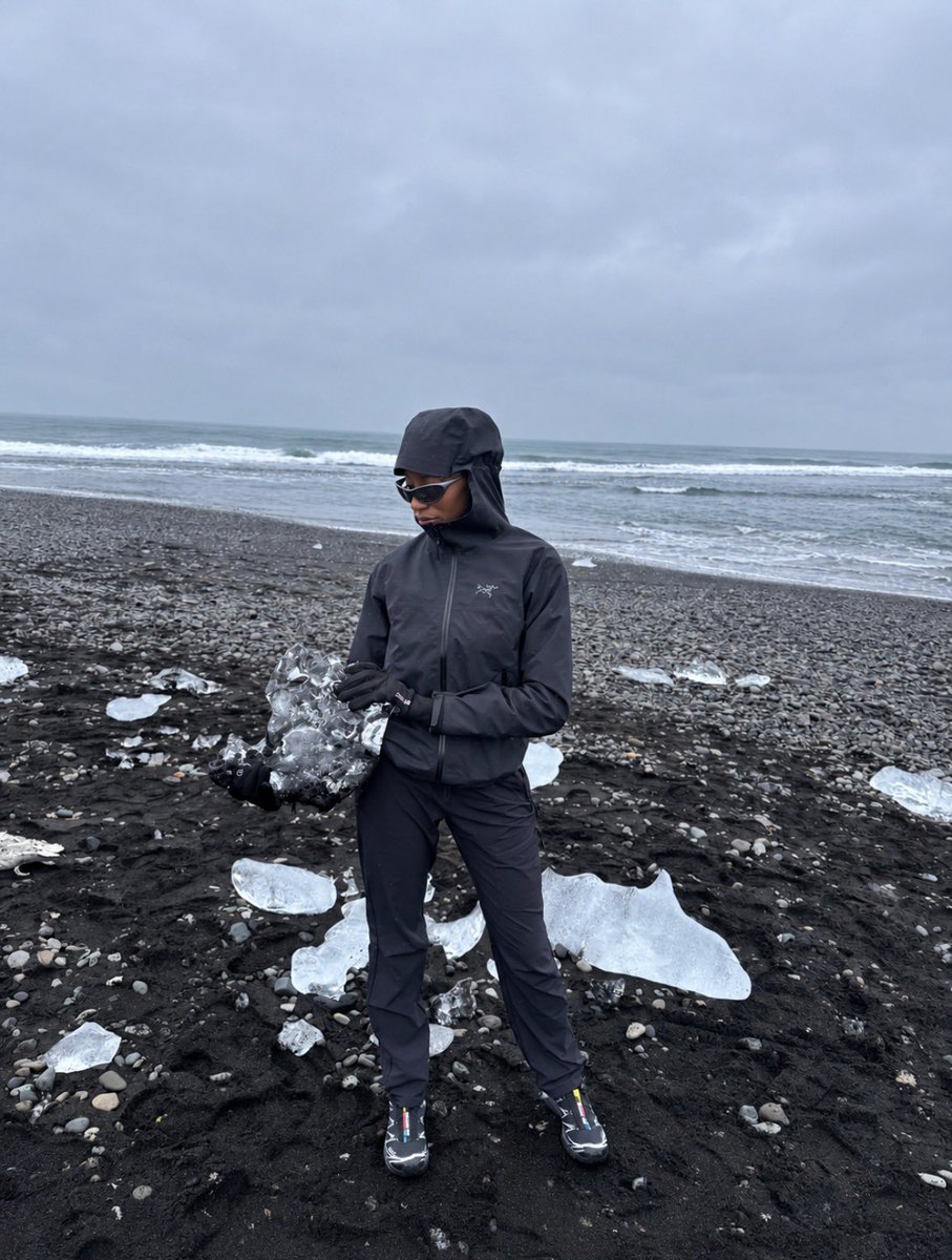 malwaves's tweet photo. the black volcanic sand was clearly one of my favorite parts 🌋 https://t.co/mKatXgd8CA