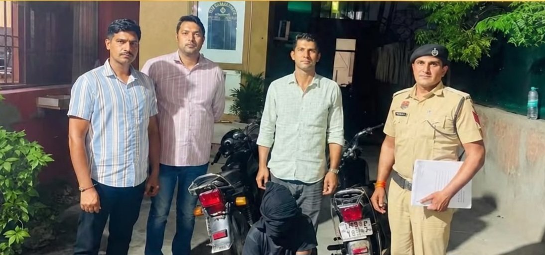 HaryanaUpdate01's tweet photo. बाइक चोरी करने वाला शातिर चोर गिरफ्तार, चोरी की 2 बाइक बरामद

पानीपत एंटी व्हीकल थेप्ट पुलिस टीम ने सेक्टर-25 से गिरफ्तार किया

चोरी की बाइक को बेचने के लिए ग्राहक की तलाश में घूम रहा था
@PANIPAT_POLICE 
#panipat #haryananewsupdate https://t.co/fMqqqMDXid
