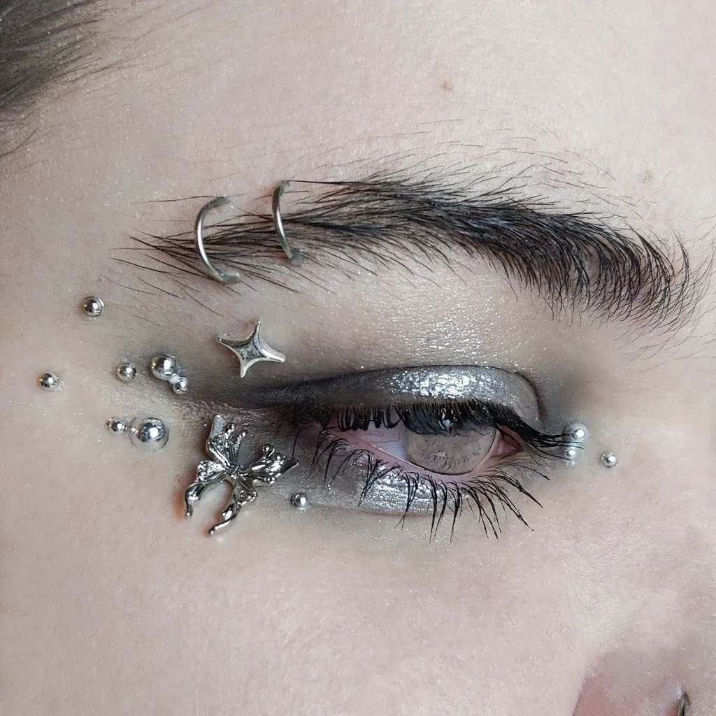 peachycorner_'s tweet photo. me when i finally get the chrome goth nails and piercings i’ve always wanted 🖤 https://t.co/mBFQdZeoh9
