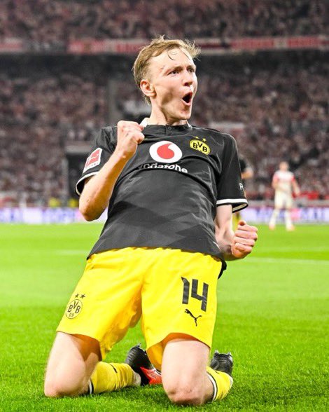 SportingXplorer's tweet photo. Dortmund sit at the top of the Bundesliga going into the international break after beating Stuttgart 1-0 🔝 https://t.co/YDa3zQOFby