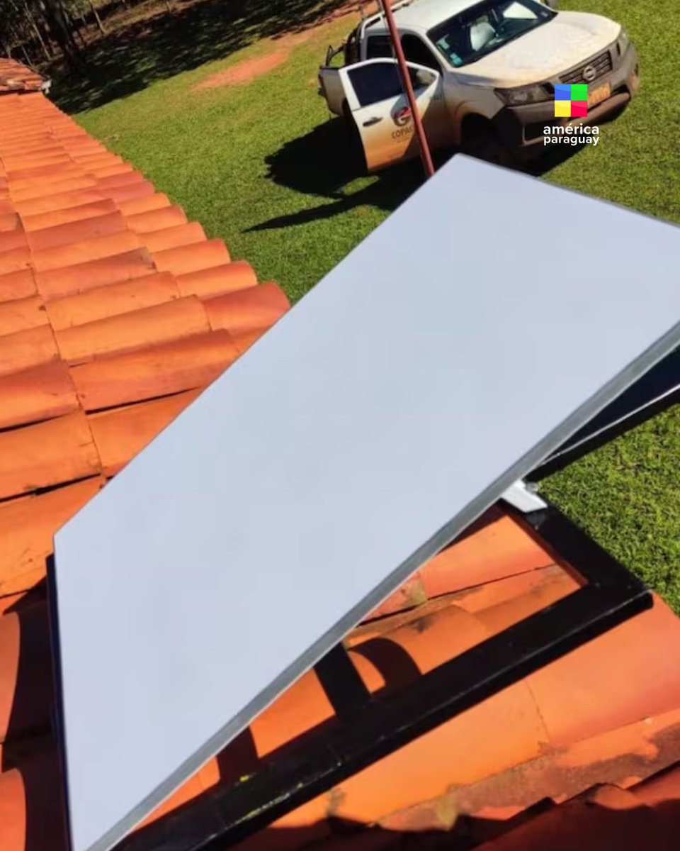 AmericaTVPy's tweet photo. 📡 La conectividad satelital llega a instituciones educativas de comunidades alejadas del país mediante un trabajo conjunto entre Copaco, MITIC y MEC.

🏫 El proyecto contempla 1.600 kits de Starlink, de los cuales 413 ya fueron instalados en Canindeyú, Ñeembucú, Cordillera, Concepción e Itapúa, ampliando el acceso a internet en zonas remotas.

🤝 La iniciativa también promueve capacitación y reinserción laboral mediante la fabricación de estructuras para las antenas en talleres penitenciarios, donde personas privadas de libertad reciben formación para esta tarea.

#AméricaTVPy