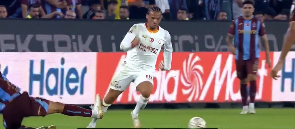 konsantrasyon33's tweet photo. Kötü oynuyor olabiliriz ama bu harekete Sane’nin ayağı kırılmadığı için kırmızı vermedi.‼️

Yazıklar olsun.‼️ https://t.co/n4HCr9EWLO