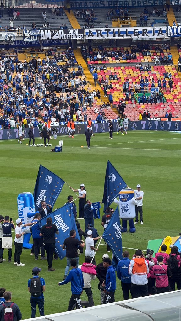 esbl88's tweet photo. Ya está Cuadrado en el Nemesio con la azul puesta 💙 https://t.co/TcsmOOjBBp