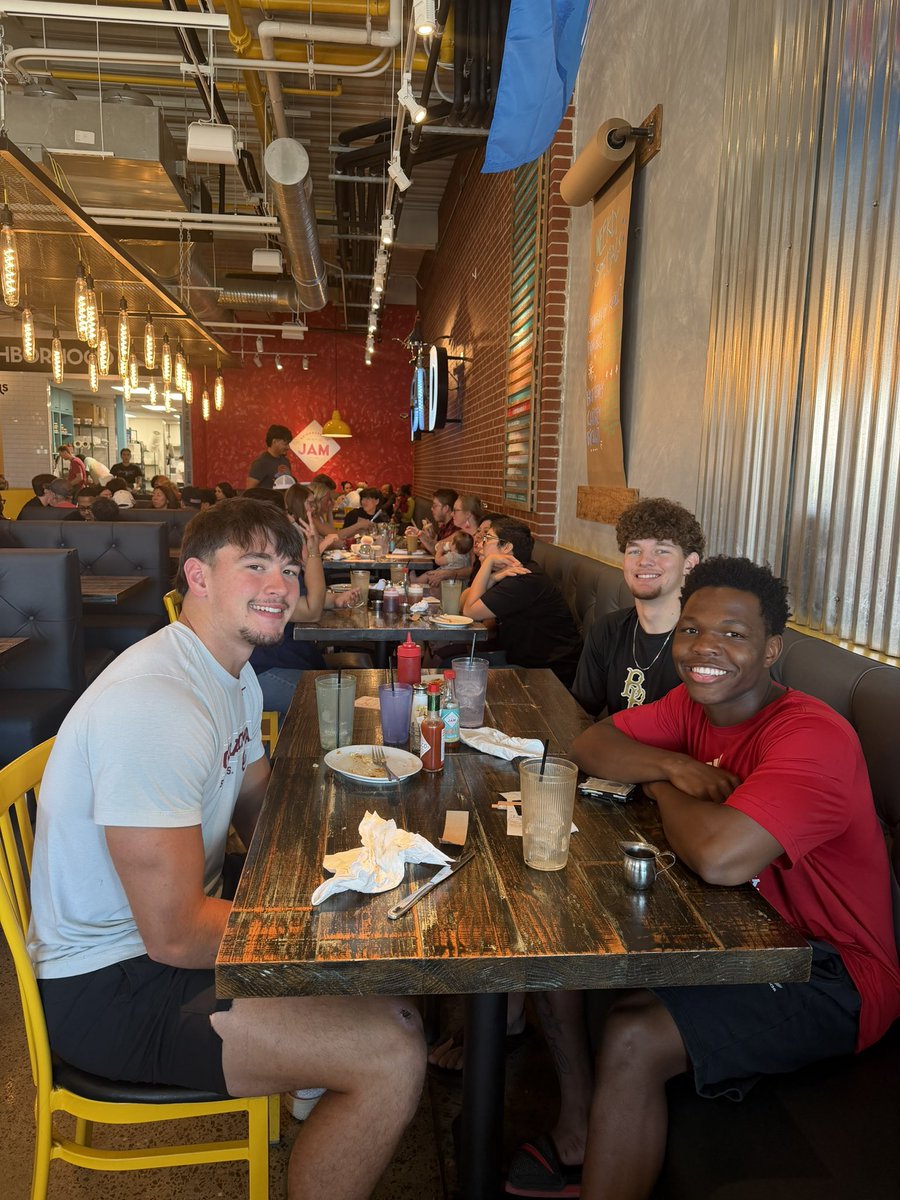 GreydonHowell4's tweet photo. Nothing better than Great food and @OU_Football ‼️ Had the pleasure to eat great at @HalSmithRG  before tonight’s game against New Mexico. Thank you so much! #ad #sponsored #partner https://t.co/vjJghoQLjW