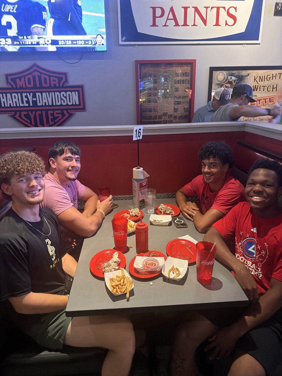 GreydonHowell4's tweet photo. Nothing better than Great food and @OU_Football ‼️ Had the pleasure to eat great at @HalSmithRG  before tonight’s game against New Mexico. Thank you so much! #ad #sponsored #partner https://t.co/vjJghoQLjW