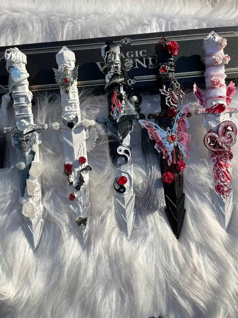 peachycorner_'s tweet photo. a collection of gothic decorative daggers i need in my life https://t.co/L72d1R6yNP