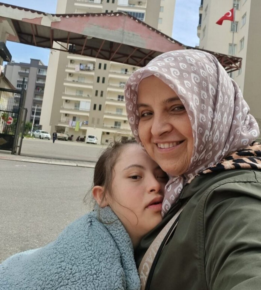cezaevihaber's tweet photo. Fotodaki anne kızı  ayırdılar. 

Fatma Gök, 28 Mayıs 2026'da tutuklandı. Down sendromlu Ayşesi var. 
Gök: “Ev hanımıyım ve dini sohbet yapmakla suçlanıyorum.” 

CezaevindeÇocuk Olmak https://t.co/Ax3uh4HAw7