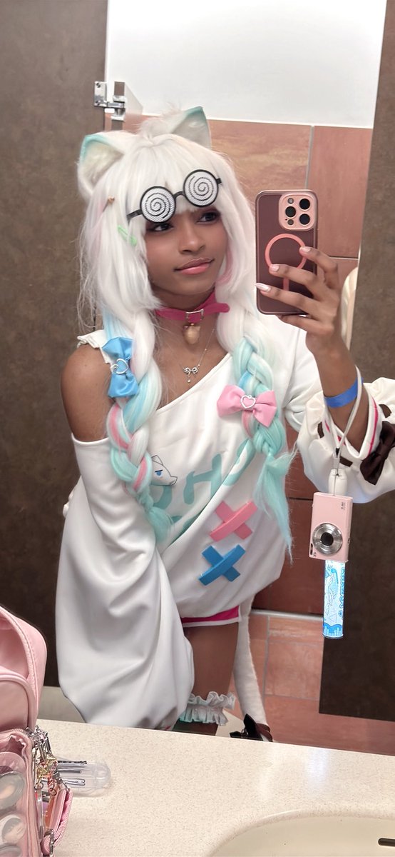 mmoomilkk's tweet photo. I’m ready to cos Mint again…I have her summer fit on my throne too ;000 https://t.co/OfKHICq9hw