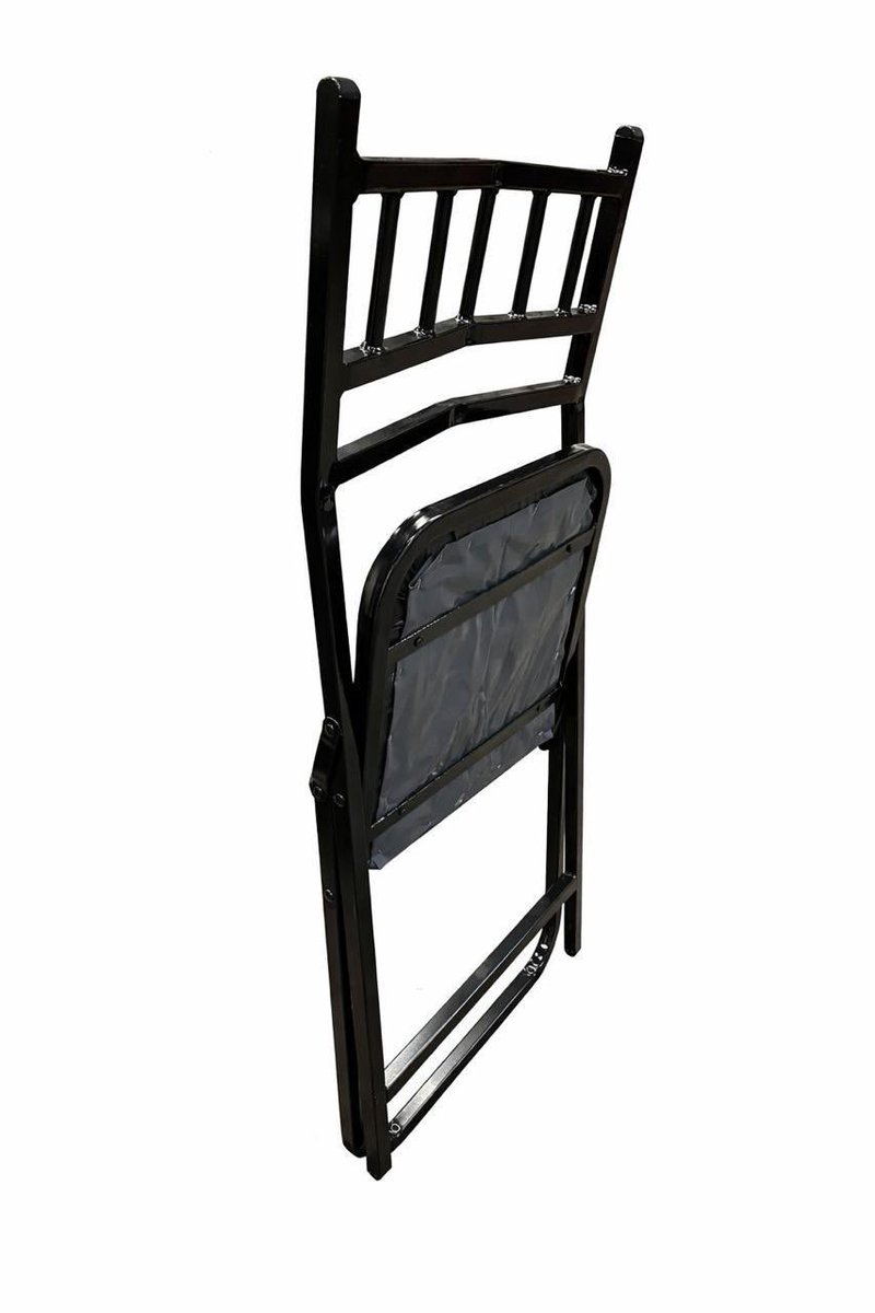 FSE_Mexico's tweet photo. Una silla plegable se juzga en dos momentos: cuando alguien se sienta y cuando nadie la ocupa.

Abierta, sostiene: estructura tubular de acero, respaldo de barrotes y asiento acolchado. El descanso de media jornada merece una silla, no un banco.

Cerrada, se guarda de canto. Seis sillas y una mesa plegable devuelven el área completa cuando el turno termina.

Comedores de personal, aulas y salas de usos múltiples. Mobiliario institucional a mayoreo, fabricado en EdoMex con acero certificado.

#AceroConAlma