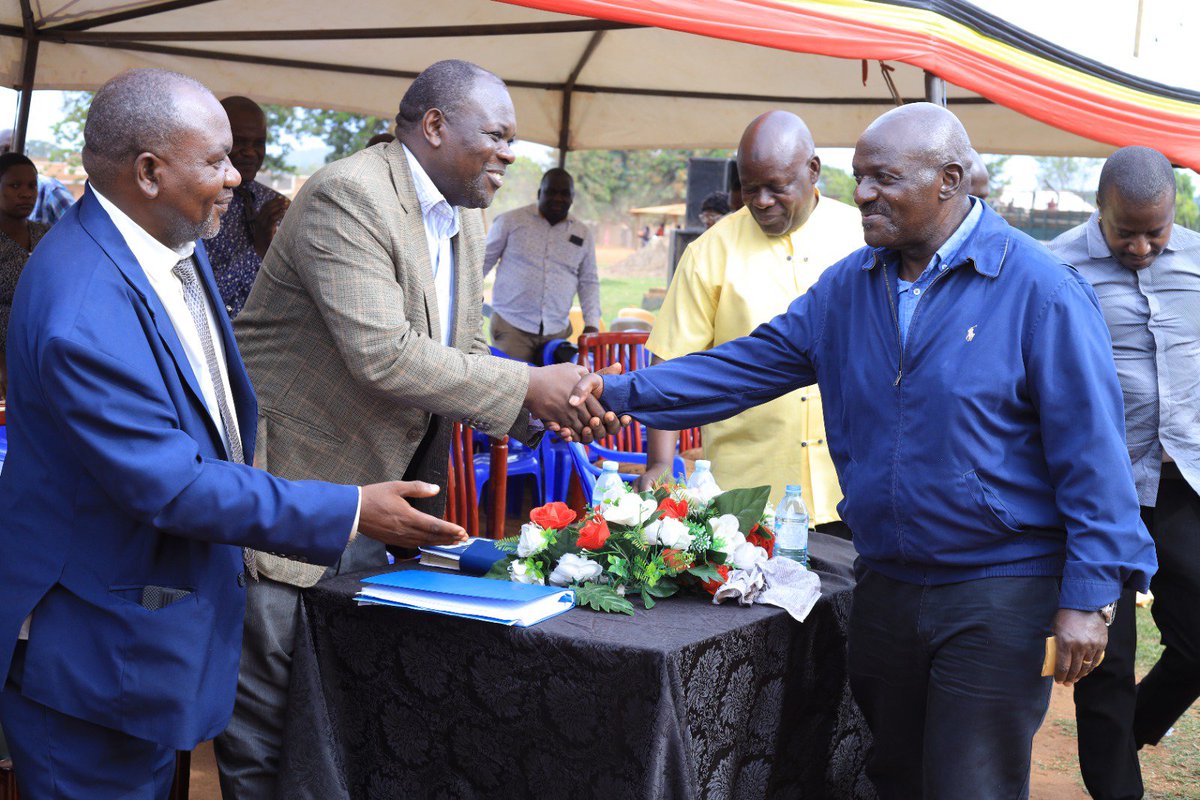 CaoMukono89852's tweet photo. Mukono District has inducted newly elected PDM leaders in Kasawo Town Council.

Gen. Katumba Wamala urged residents to embrace saving through SACCOs, start small businesses and utilise PDM funds responsibly to improve livelihoods.

#MukonoDistrict #PDM #ServiceDelivery https://t.co/FyxLoLZggG