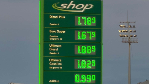GuillermoHita's tweet photo. El PP votó en contra del decreto que permitía al Gobierno limitar temporalmente el precio de bienes y servicios esenciales en situaciones de emergencia, como una guerra o una catástrofe.

La norma podía haberse aplicado a la gasolina y al diésel para evitar subidas abusivas, tomando como referencia el precio máximo registrado durante los 30 días anteriores. No fijaba un precio permanente ni congelaba automáticamente los carburantes: habilitaba un tope limitado en el tiempo y vinculado a una situación excepcional.

PP, Vox y Junts tumbaron la medida. Ahora el PP reclama soluciones ante el encarecimiento de los combustibles.