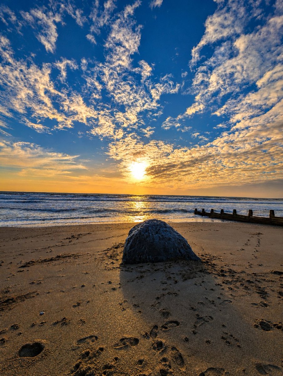GarethJonesCWL's tweet photo. Golden hour, written in the sky. 🌅🌊
Some sunsets don’t need much — just the right light, a restless sea, and a moment worth stopping for.

@bbccountryfile

📍 North Wales (Tywyn) 

📸 Captured by me - 2024
               https://t.co/2sEsfLDBz4 https://t.co/agJEKfBruk