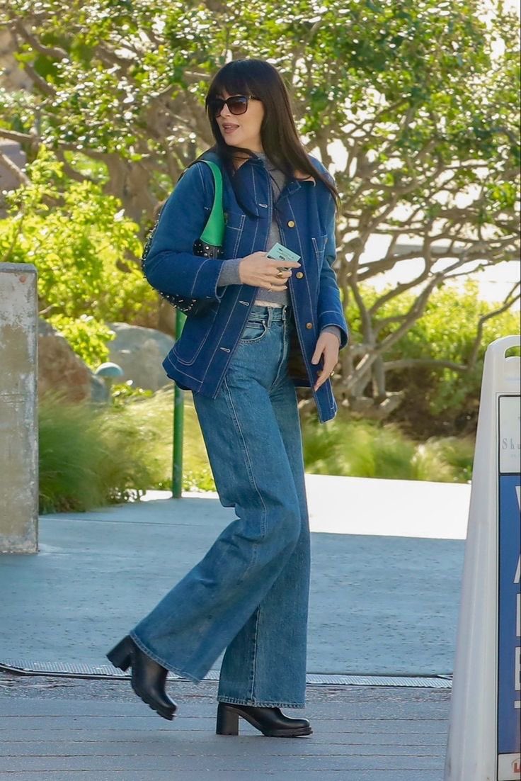 lalaguly96's tweet photo. dakota johnson's effortlessly perfect fall street style https://t.co/sTUNzJwtlI