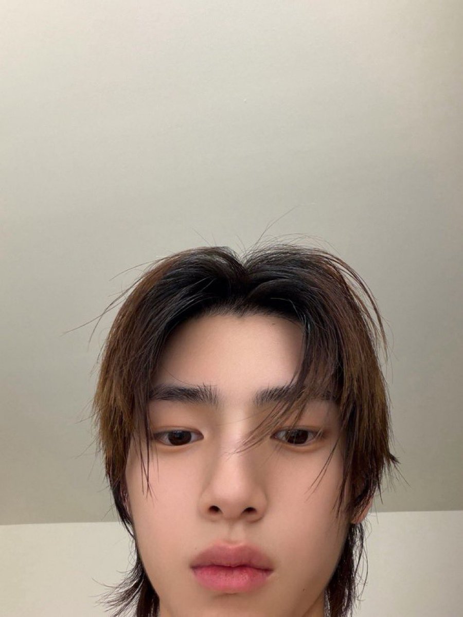 utasKEONHO's tweet photo. "aduh kamera depan" ahh moment https://t.co/5lbTvCfc6z