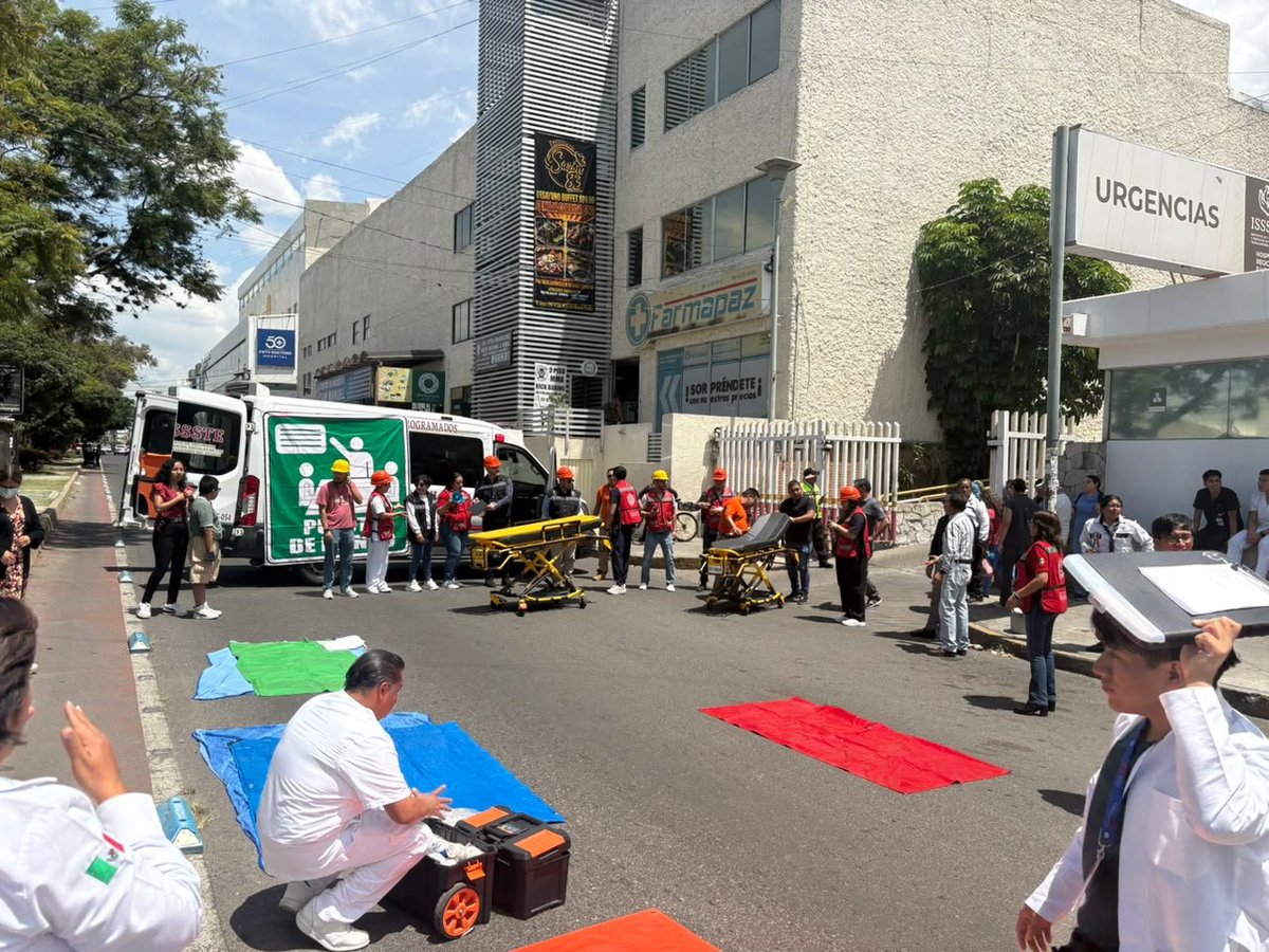 IssstePuebla's tweet photo. 🚨 Simulacro Nacional 2026 en ISSSTE Puebla 🏥
​Con hipótesis de sismo M7.7, evacuamos a 450 personas y resguardamos a 108 en nuestras instalaciones. 👥🛡️
​¡La prevención es nuestra fuerza! 💪✨
​#SimulacroNacional2026 #ISSSTE #Puebla https://t.co/jk9ZyiTpt2