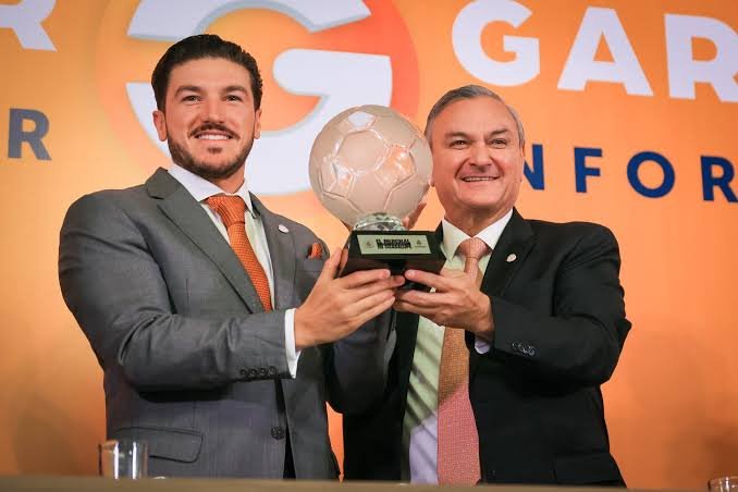 revistacodigo21's tweet photo. Depredan Cerro de La Silla.
Con la complicidad de Samuel García y Héctor García, gobernador y alcalde respectivamente, fraccionadora Las Águilas inició  desmonte con maquinaria en emblemático cerro, sobre Contry en Guadalupe, para desarrollo fuera de cota límite, según vecinos. https://t.co/RiVDghWtaF