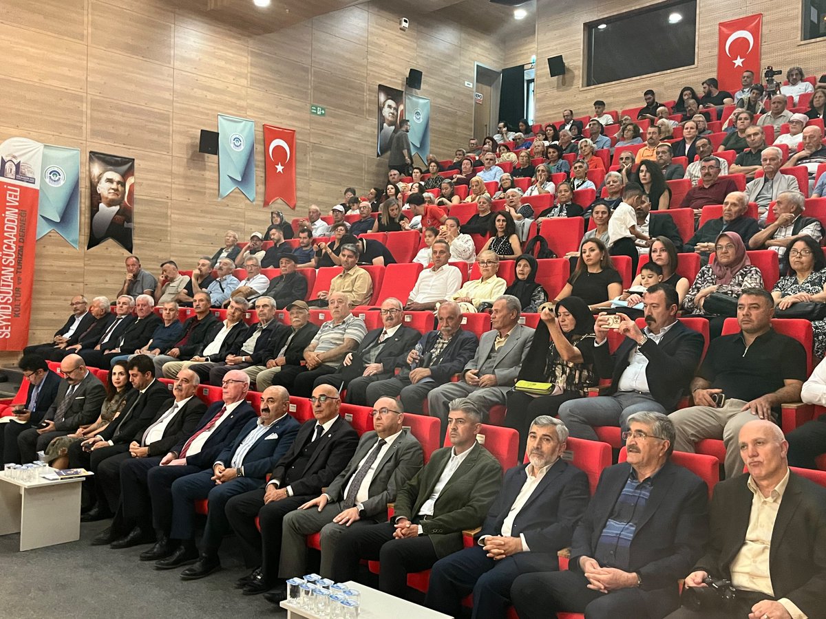 alevibektasibsk's tweet photo. 📍 Eskişehir

Başkanlığımızca desteklenen 10. Uluslararası 30. Ulusal Seyyid Sultan Sücaaddin Veli Anma Etkinliklerinin ilk gün programı kapsamında düzenlenen “Tarihten Günümüze Sücaaddin Veli” paneline Yayın Danışma Kurulu Üyelerimiz Sayın Prof. Dr. Caner Işık ve Sayın Prof. Dr. Haşim Şahin konuşmacı olarak katıldı.

Sücaaddin Veli’nin tarihî şahsiyeti, Anadolu Alevi-Bektaşi inanç ve kültür dünyasındaki yeri, Sücaaddin Veli Ocağı’nın tarihsel gelişimi ve günümüze uzanan inanç-kültür mirasının ele alındığı panelin ardından Sücaaddin Veli Külliyesi’nde Birlik Cemi yürütüldü.

Başkan Yardımcımız Sayın Hasan Ali Uzun ve Uzmanımız Sayın Erdi Demir’in de katıldığı programa, yurt içinden farklı illerden ve Bulgaristan’dan Sücaaddin Veli Ocağı’na bağlı canlar, talipler ve misafirler yoğun ilgi gösterdi.

#BirliğimizDirliğimizDaimOlsun