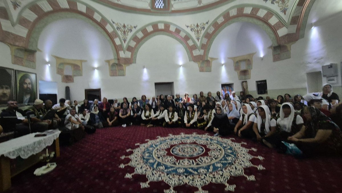 alevibektasibsk's tweet photo. 📍 Eskişehir

Başkanlığımızca desteklenen 10. Uluslararası 30. Ulusal Seyyid Sultan Sücaaddin Veli Anma Etkinliklerinin ilk gün programı kapsamında düzenlenen “Tarihten Günümüze Sücaaddin Veli” paneline Yayın Danışma Kurulu Üyelerimiz Sayın Prof. Dr. Caner Işık ve Sayın Prof. Dr. Haşim Şahin konuşmacı olarak katıldı.

Sücaaddin Veli’nin tarihî şahsiyeti, Anadolu Alevi-Bektaşi inanç ve kültür dünyasındaki yeri, Sücaaddin Veli Ocağı’nın tarihsel gelişimi ve günümüze uzanan inanç-kültür mirasının ele alındığı panelin ardından Sücaaddin Veli Külliyesi’nde Birlik Cemi yürütüldü.

Başkan Yardımcımız Sayın Hasan Ali Uzun ve Uzmanımız Sayın Erdi Demir’in de katıldığı programa, yurt içinden farklı illerden ve Bulgaristan’dan Sücaaddin Veli Ocağı’na bağlı canlar, talipler ve misafirler yoğun ilgi gösterdi.

#BirliğimizDirliğimizDaimOlsun