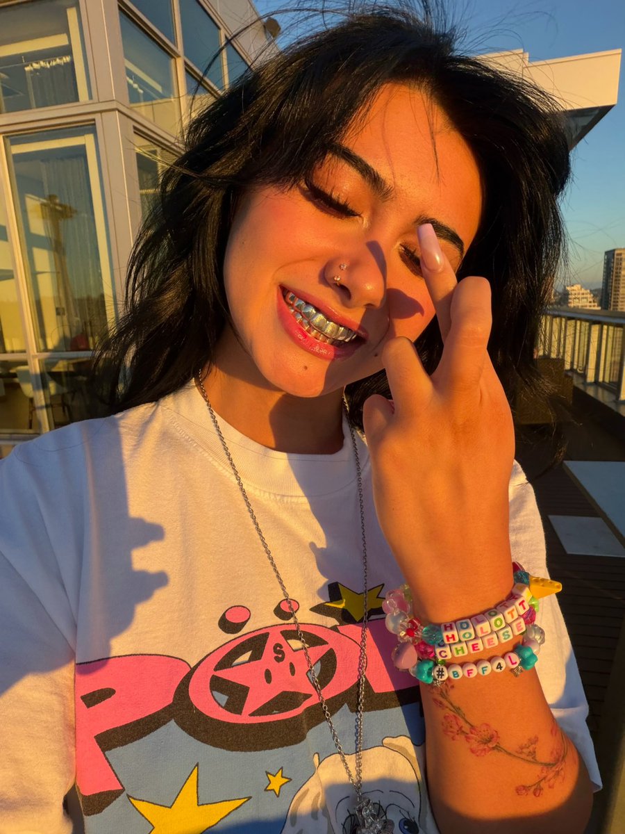 holottacheese's tweet photo. Who wants a friendship bracelet👀 https://t.co/bJ9nq1bcIx