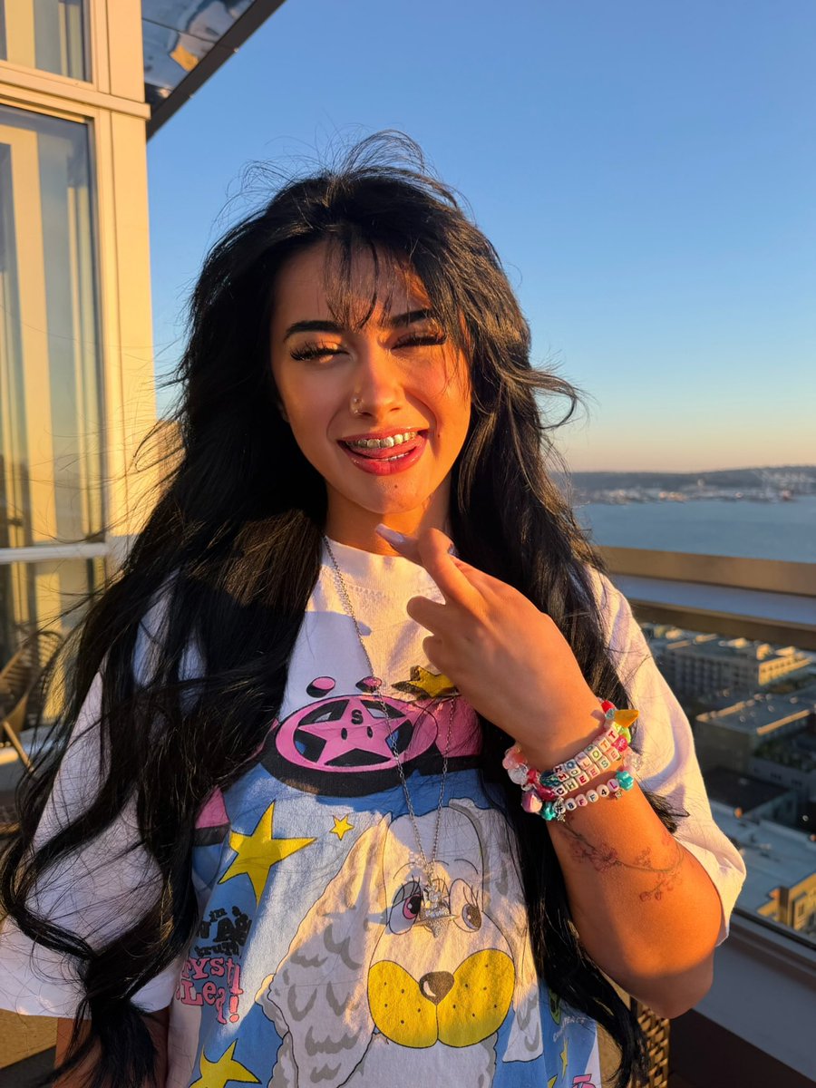 holottacheese's tweet photo. Who wants a friendship bracelet👀 https://t.co/bJ9nq1bcIx