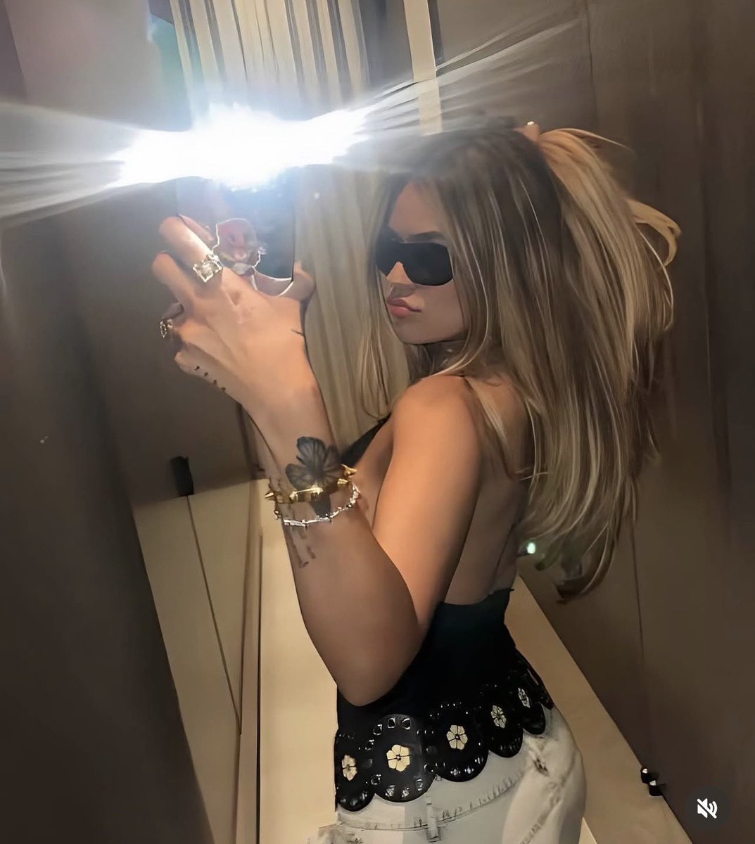 ColombiaKarolG's tweet photo. C A R O L I N A 🖤 https://t.co/ADkzTBo8J8
