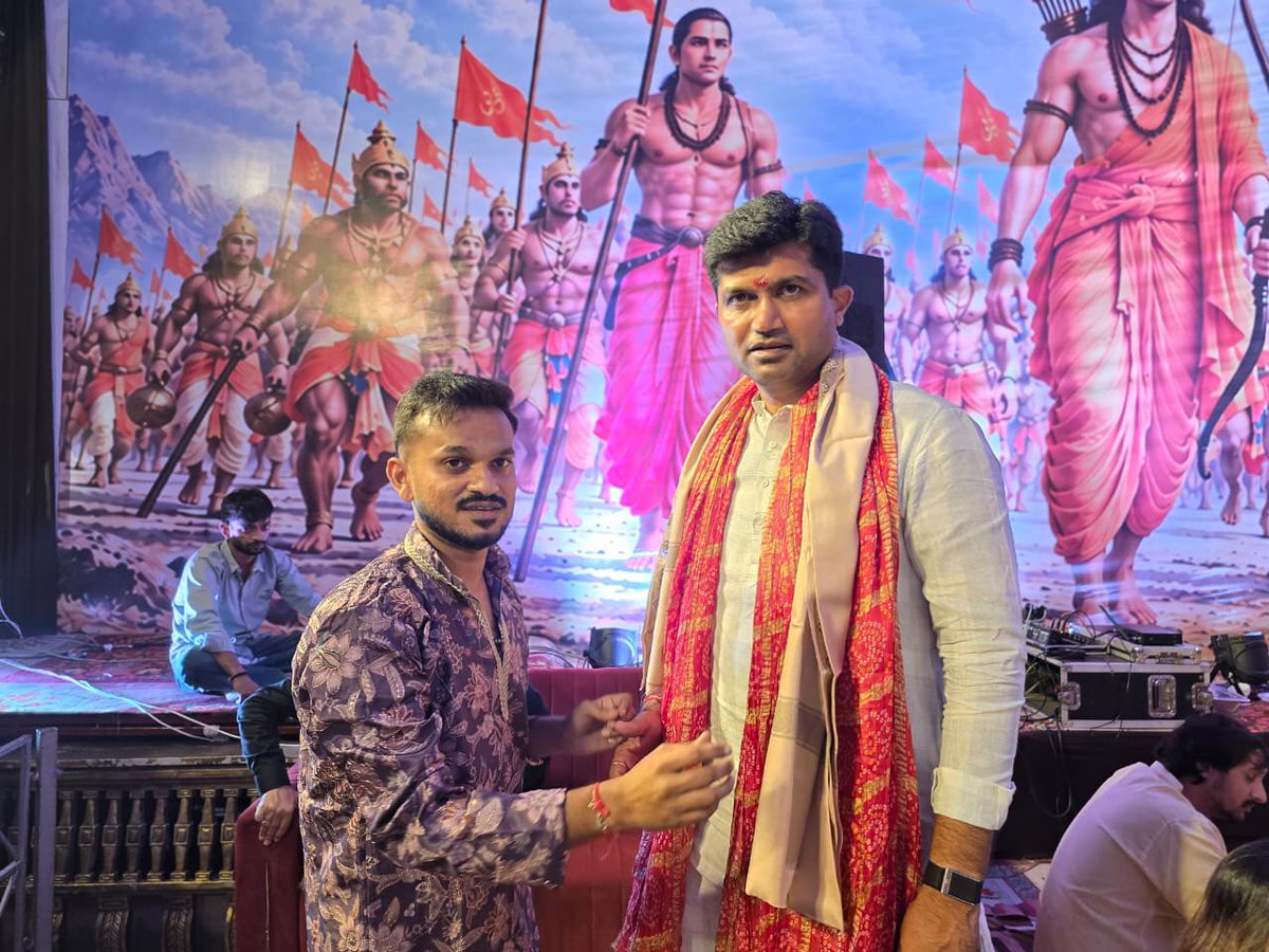 DrPrashantkorat's tweet photo. સુરત મહાનગર ના પારલે પોઇન્ટ ખાતે શ્રી અનિશભાઈ પટેલ તેમજ વિઘ્નહર્તા ગ્રુપ દ્વારા આયોજિત શ્રી ગણેશ ઉત્સવમાં ઉપસ્થિત રહીને, વિઘ્નહર્તા ગણપતિ દાદાના દર્શન કરી ધન્યતા અનુભવી. https://t.co/4wO2Qi8AFM