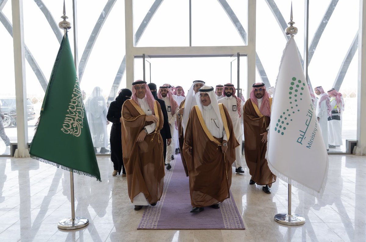 khalidalkhodair's tweet photo. أعتز بزيارة معالي وزير التعليم لمركز ومدرسة الشيخ محمد بن إبراهيم الخضير للموهوبين والموهوبات في #رياض_الخبراء، ولقائه بأبنائنا وبناتنا واطلاعه على ابتكاراتهم.
شكرًا لمعاليه على اهتمامه، طموحنا أن ينطلقوا من محافظتهم إلى آفاق العالم، بعلمٍ وإنجازٍ يخدمان الوطن.
#القصيم
#اوقاف_محمد_الخضير