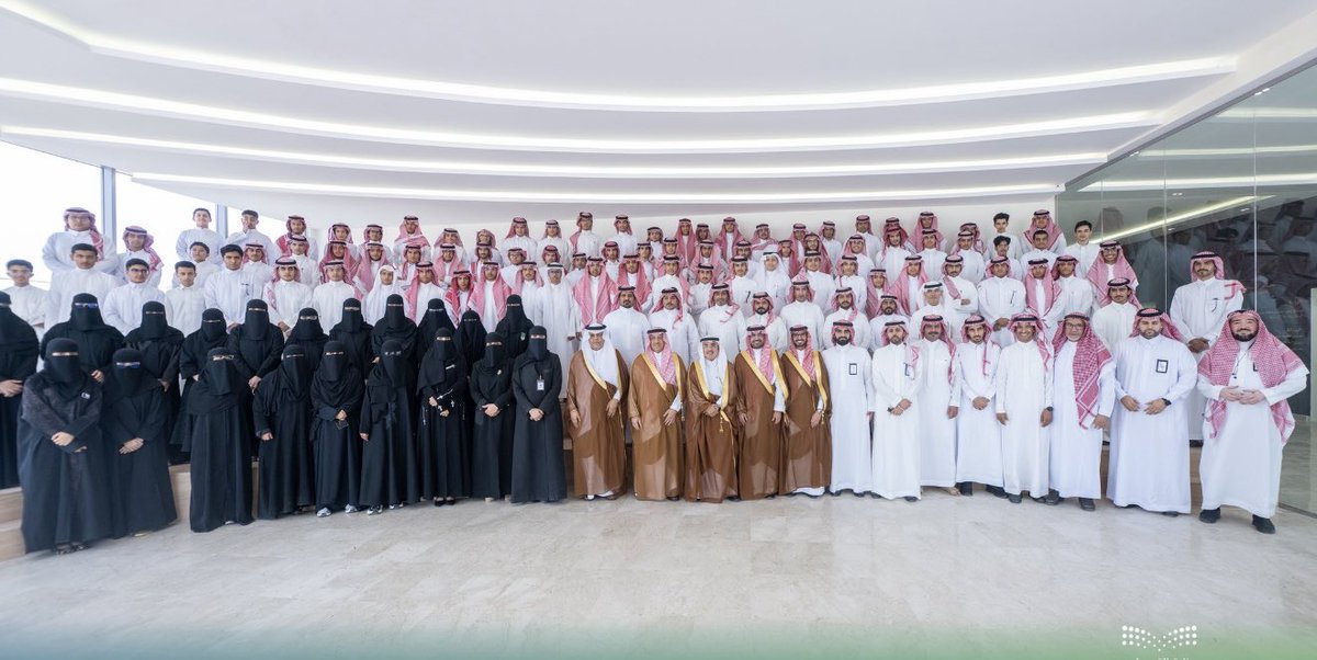 khalidalkhodair's tweet photo. أعتز بزيارة معالي وزير التعليم لمركز ومدرسة الشيخ محمد بن إبراهيم الخضير للموهوبين والموهوبات في #رياض_الخبراء، ولقائه بأبنائنا وبناتنا واطلاعه على ابتكاراتهم.
شكرًا لمعاليه على اهتمامه، طموحنا أن ينطلقوا من محافظتهم إلى آفاق العالم، بعلمٍ وإنجازٍ يخدمان الوطن.
#القصيم
#اوقاف_محمد_الخضير