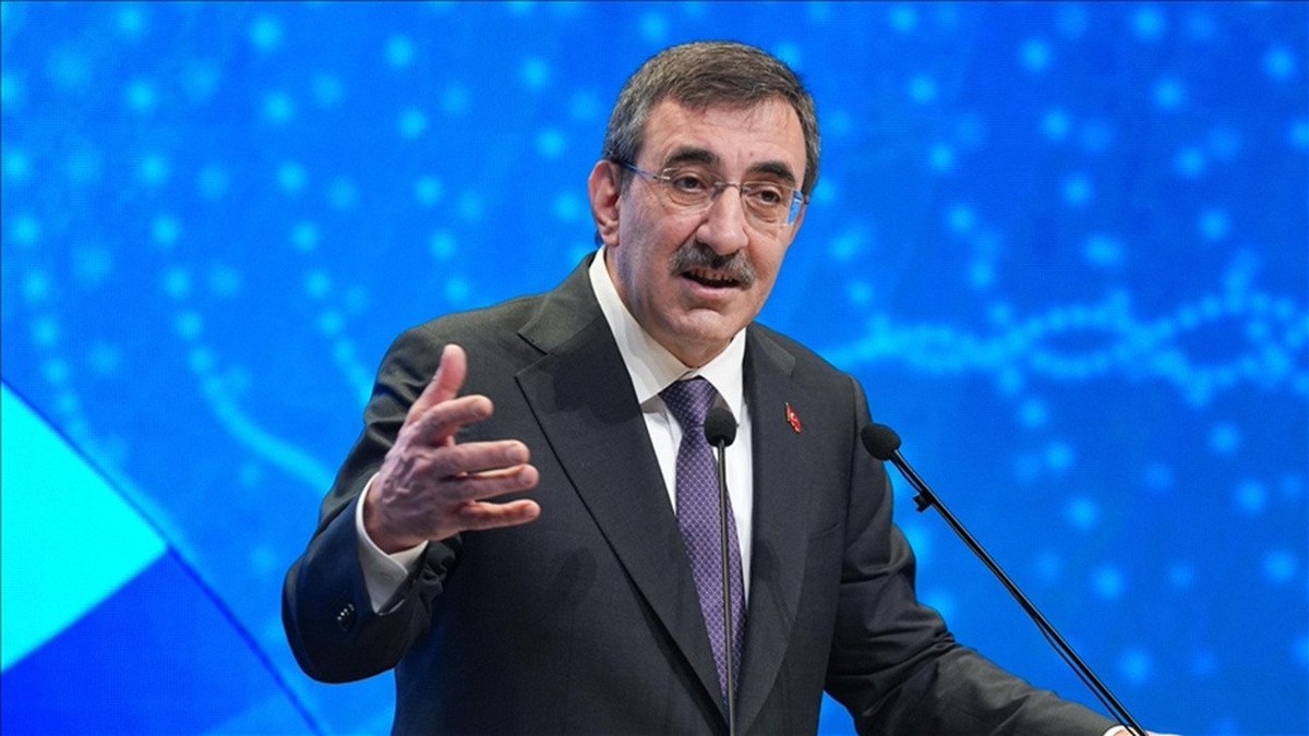 PiyasaTurkiyeTR's tweet photo. 🔴 Cumhurbaşkanı Yardımcısı Cevdet Yılmaz:

 "Kaynaklarımızı üretimi artıran, istihdamı destekleyen ve toplumun refahını yükselten yatırımlara yönlendirmeye devam edeceğiz." https://t.co/WHAlL4hEGn